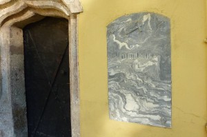 Grabstein M. Rinner in der Kirchenmauer